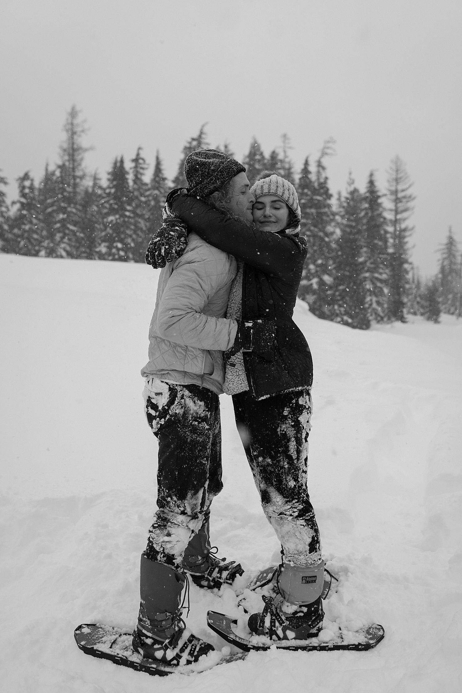newly married couple kissing in the snow