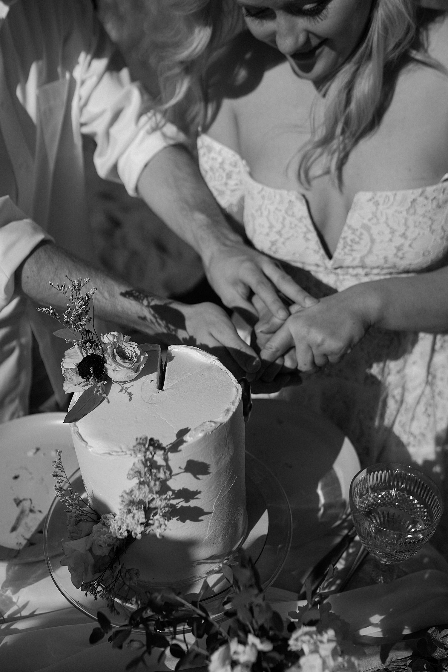 Beach elopement picnic and cake cutting