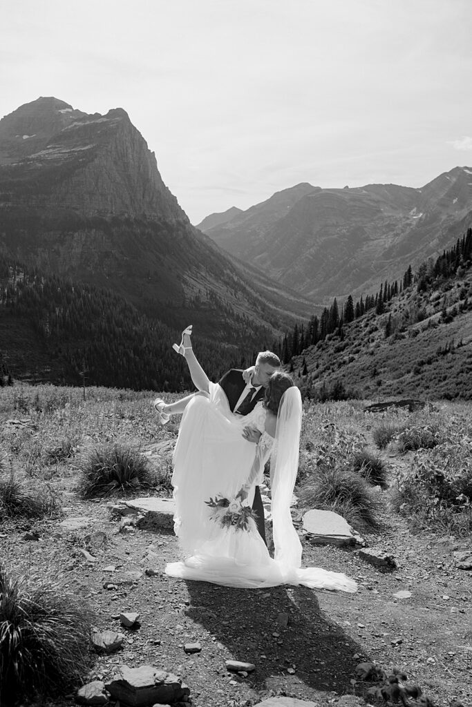 Black and white of groom dipping bride at Big Bend